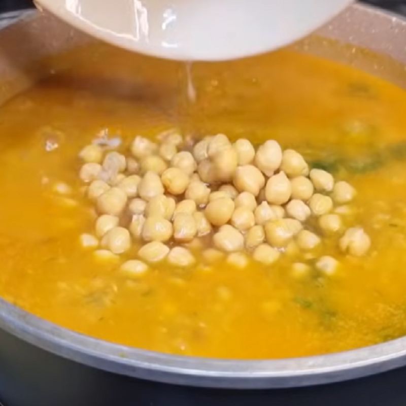 نخود و لوبیای پخته شده را اضافه کنید