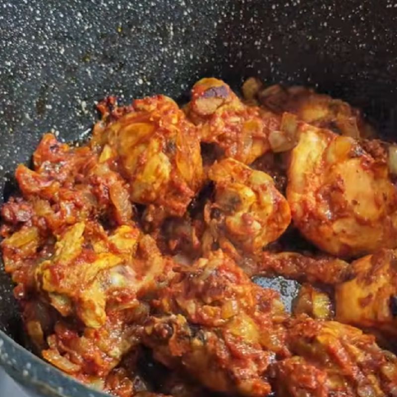اضافه کردن ادویه و رب گوجه فرنگی
