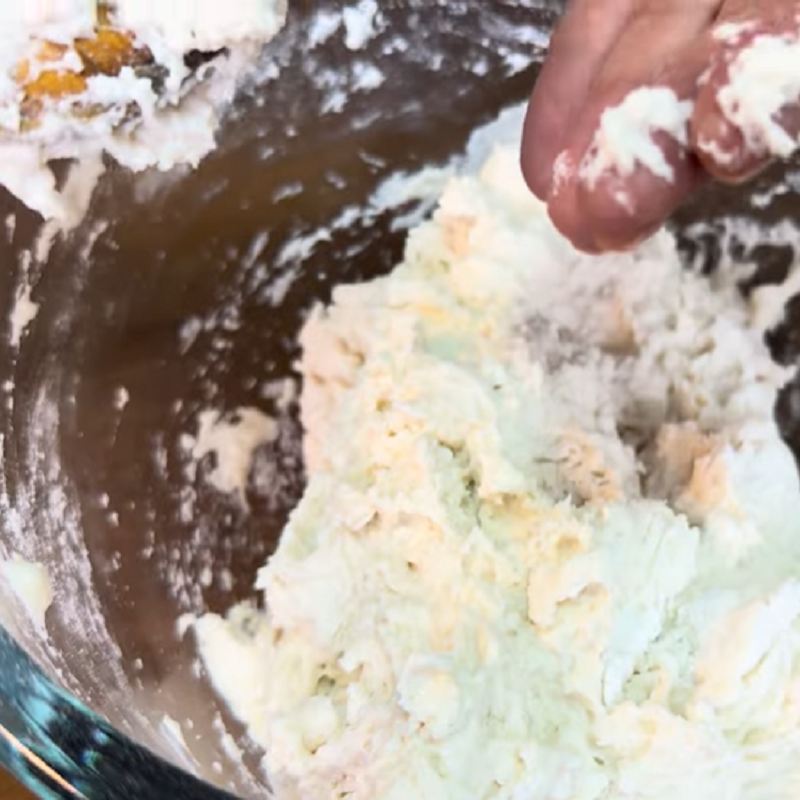 خمیر نهایی باید شل، مرطوب و چسبناک باشد