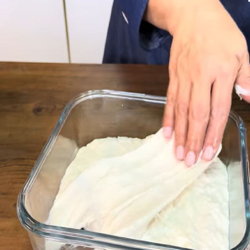 خمیر را از چهار طرف بکشید