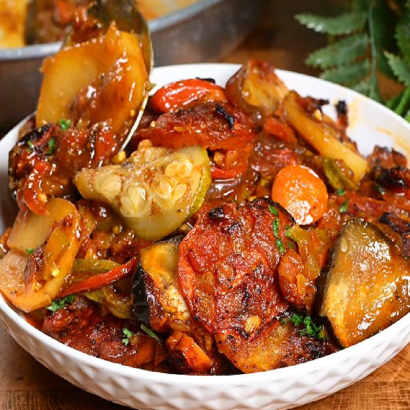 خوراک سبزیجات تنوری با سس گوجه