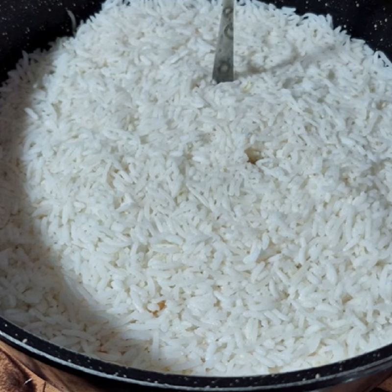 با انتهای دسته قاشق چند سوراخ در برنج ایجاد کنید