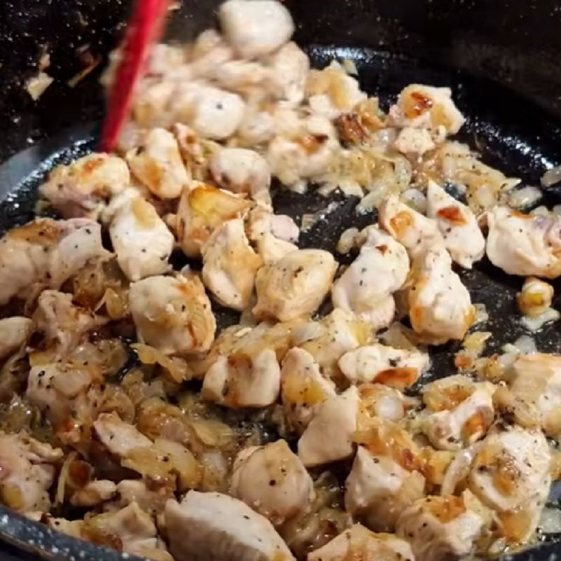 مرغ و پیاز را چند دقیقه دیگر تفت دهید