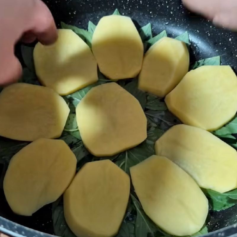آماده کردن ته دیگ سیب زمینی و ریحان
