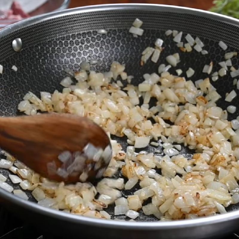 تفت دادن پیاز و سیر