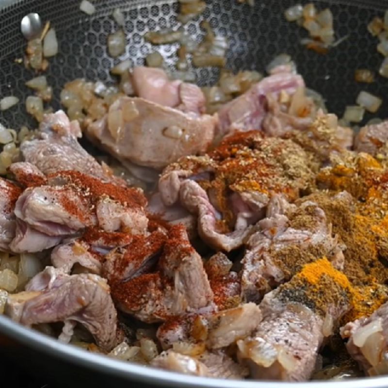 اضافه کردن گوشت و ادویه ها
