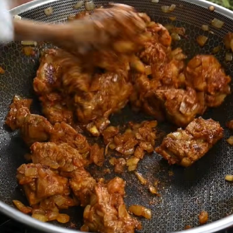 افزودن رب گوجه فرنگی