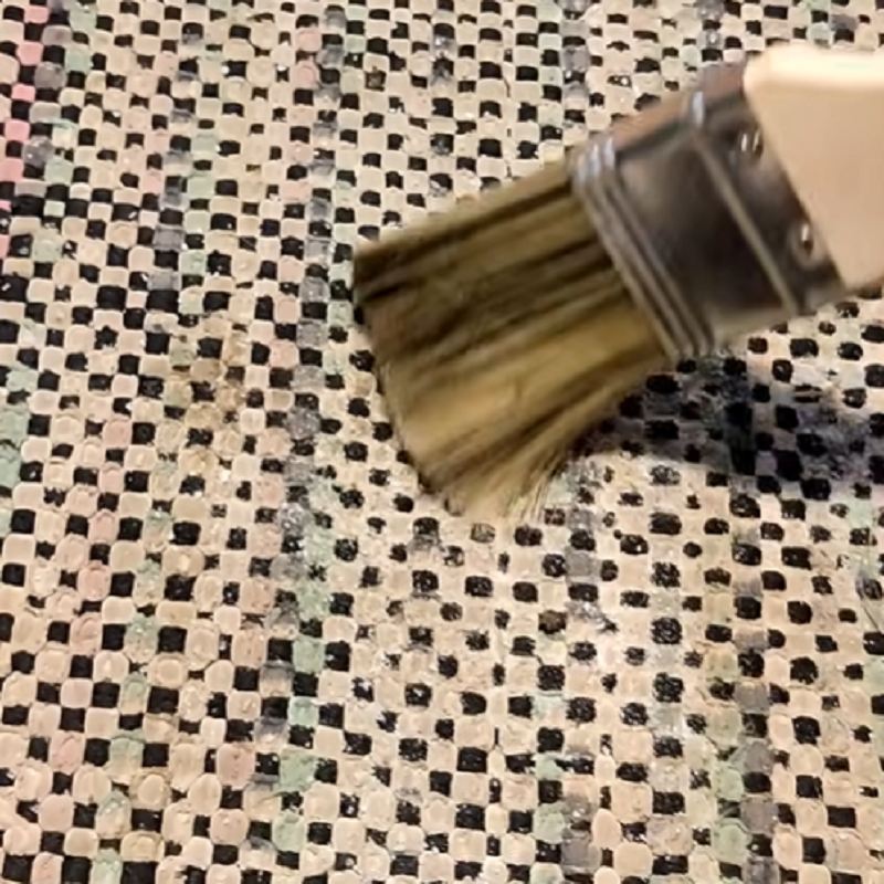  ترکیب را به مقدار کم روی فرش بپاشید