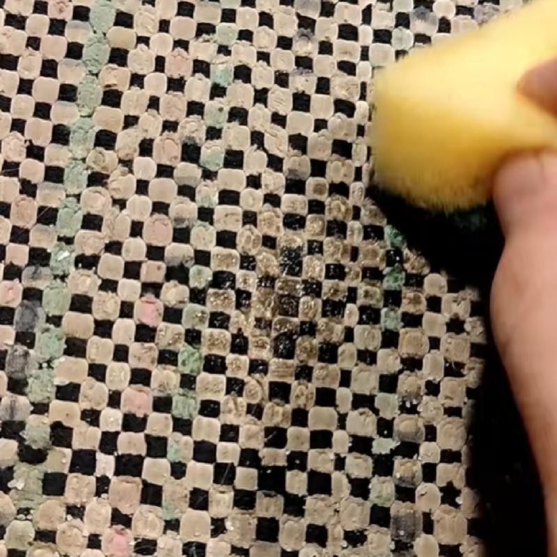 . هدف این است که سطح فرش کمی مرطوب شود، نه اینکه آب به عمق آن نفوذ کند