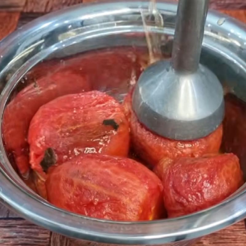 سپس گوجه فرنگی های له شده را اضافه کنید