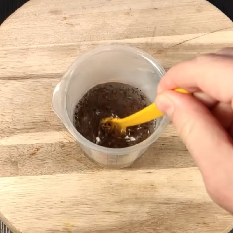  چای آسیاب شده را با مقدار کمی آب داغ مخلوط کنید