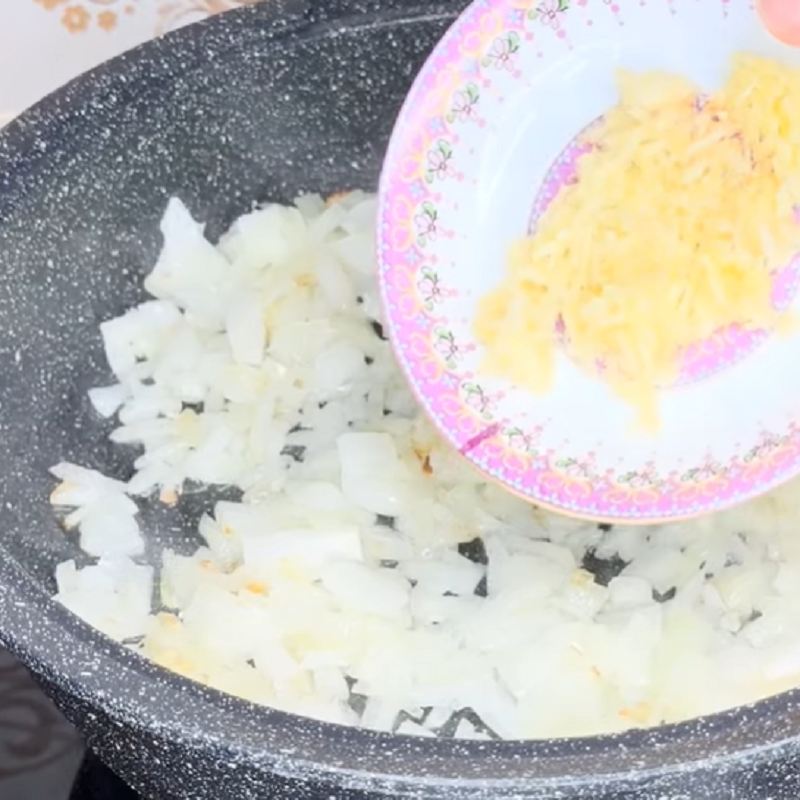 تفت دادن پیاز و سیر
