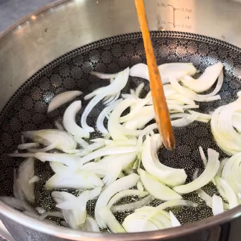 تفت دادن پیاز و سیر