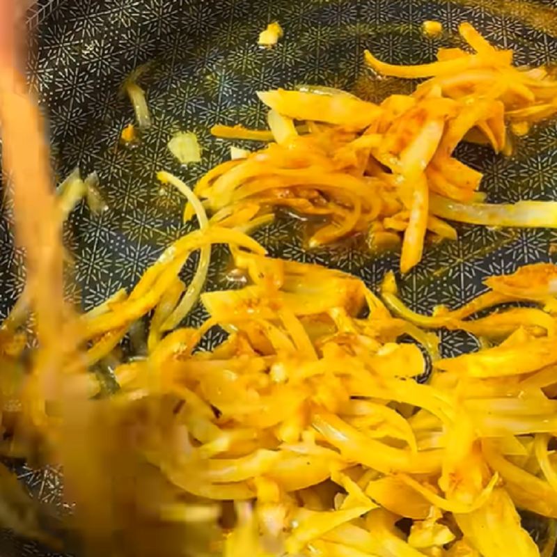 سیر خردشده را به پیاز اضافه کنید