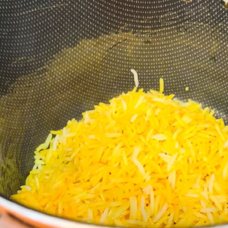 آماده کردن قالب و لایه بندی پلو میگو