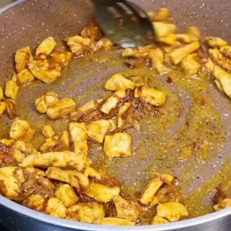 اضافه کردن مرغ و ادویه ها