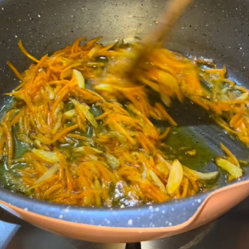 تفت دادن پیاز و هویج