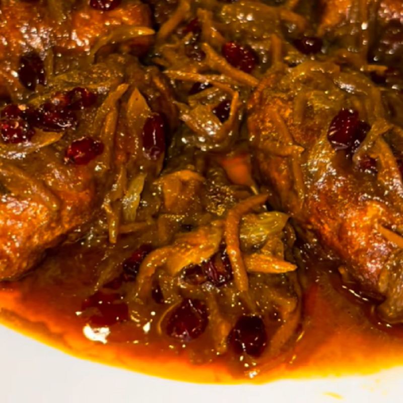 افزودن زرشک و تنظیم طعم