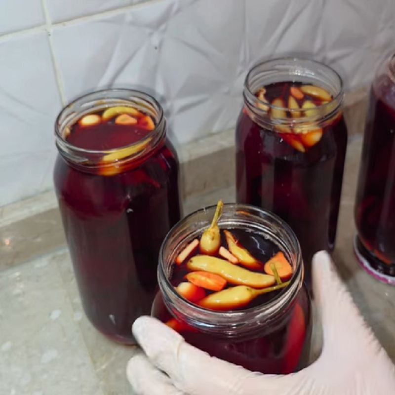 طرز تهیه ترشی لبو قرمز با آب لبو و سیر؛