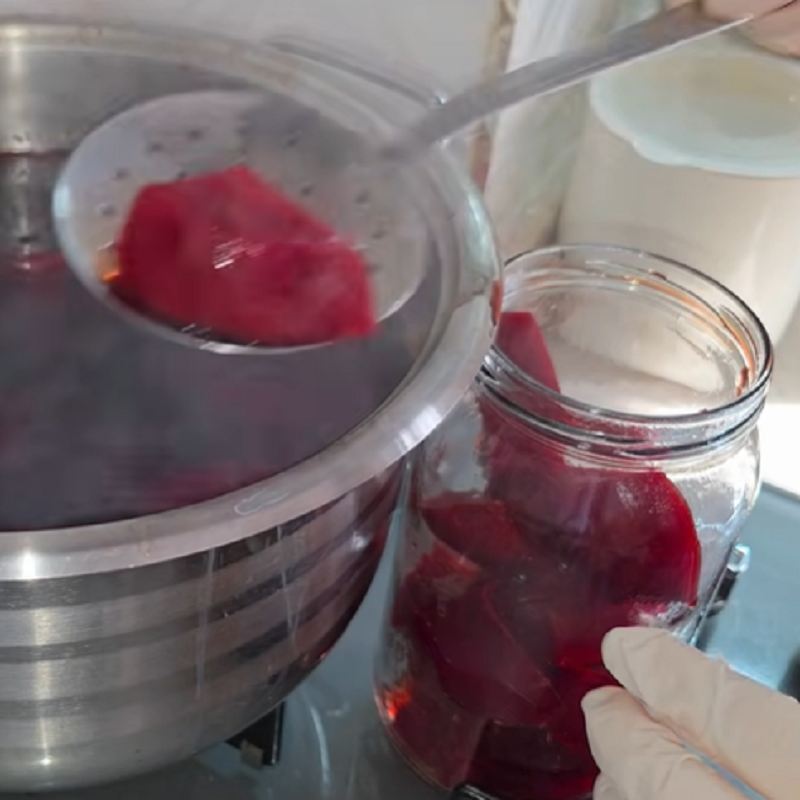 ریختن لبوها داخل شیشه