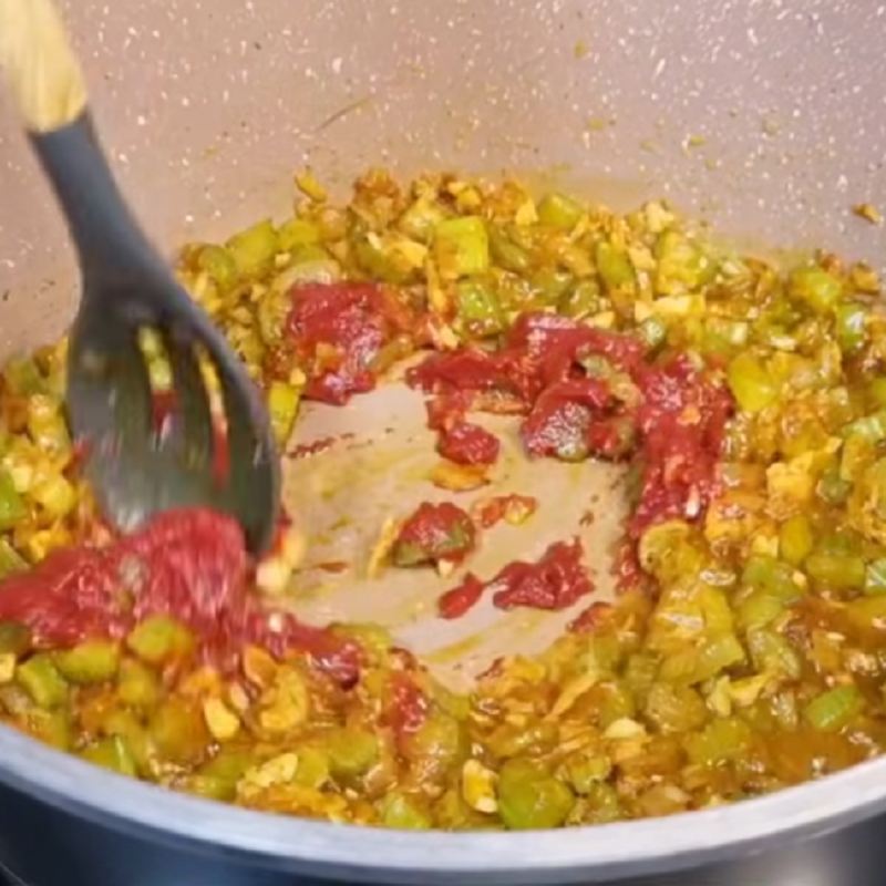 اضافه کردن سیر، زنجبیل و رب گوجه فرنگی