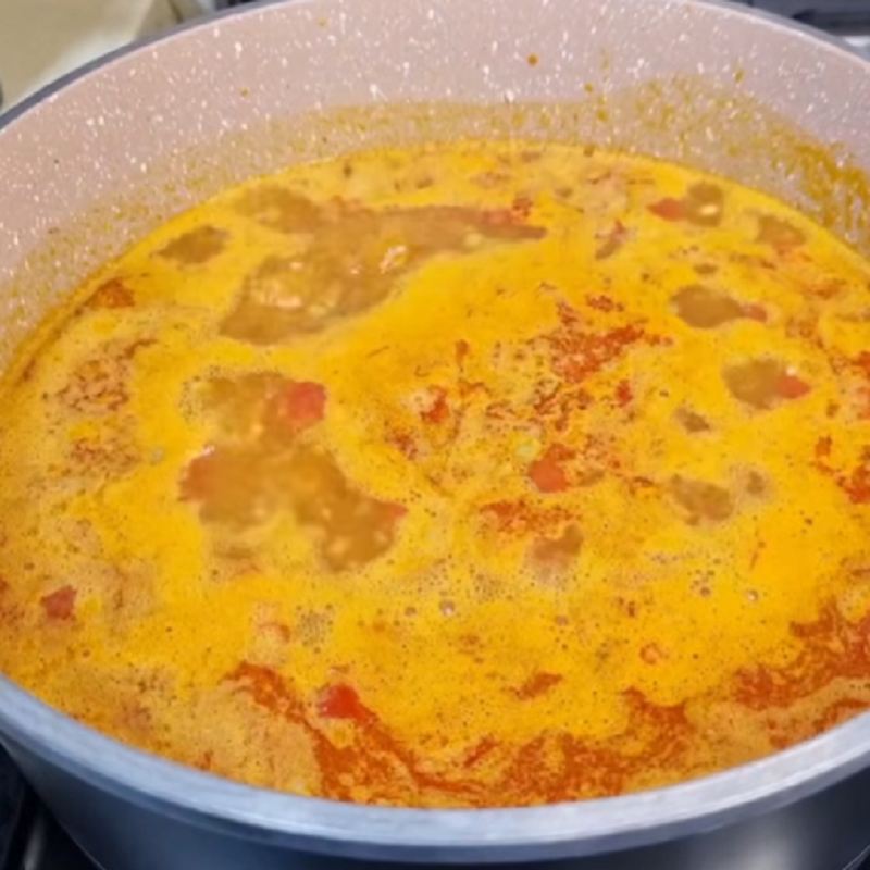مقداری آب جوش به قابلمه اضافه کنید