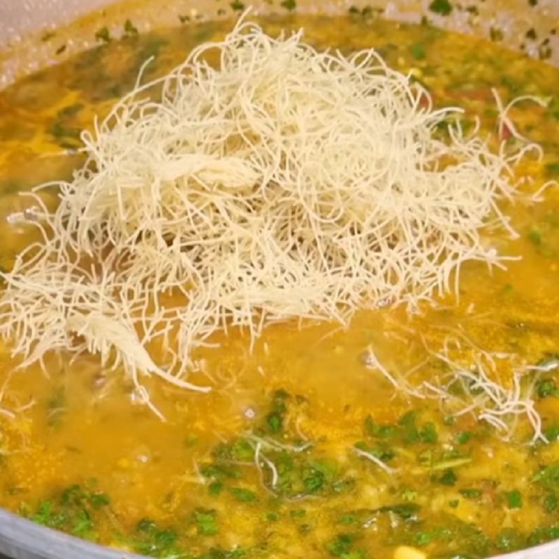 افزودن رشته سوپ و آب لیموترش