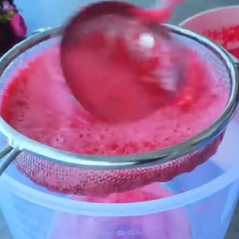 آب انار را از صافی عبور دهید