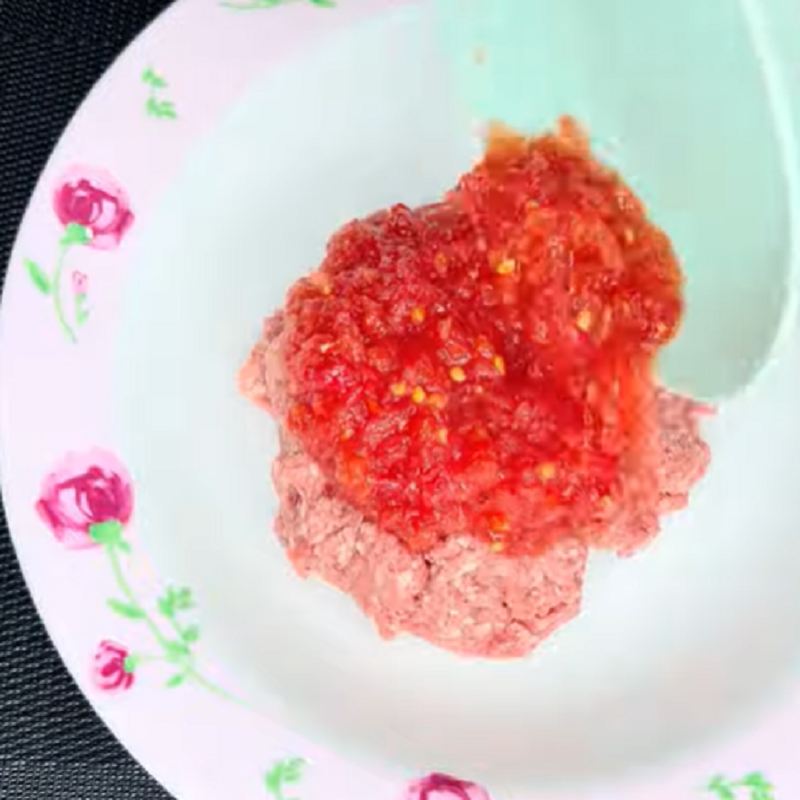 آماده کردن گوجه فرنگی و گوشت