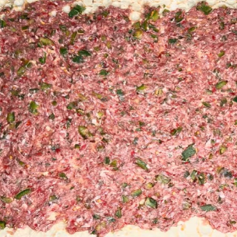 پیچیدن مواد گوشتی داخل نان لواش