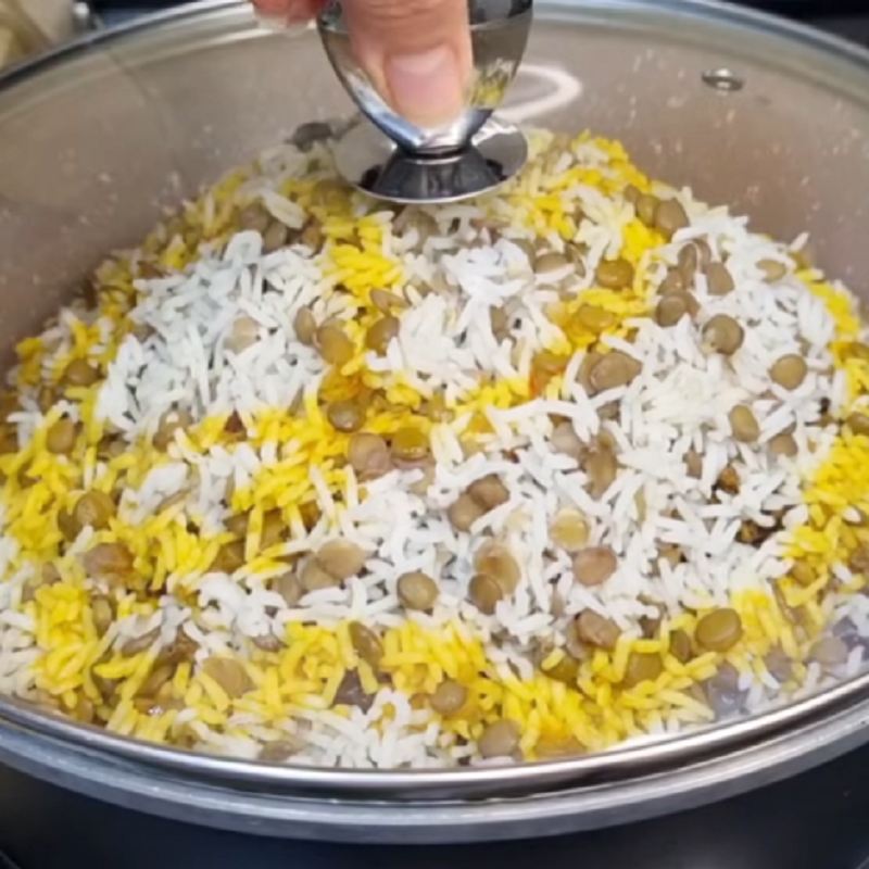 ۳ قاشق غذاخوری باقی مانده زعفران دم کرده را روی برنج بریزی