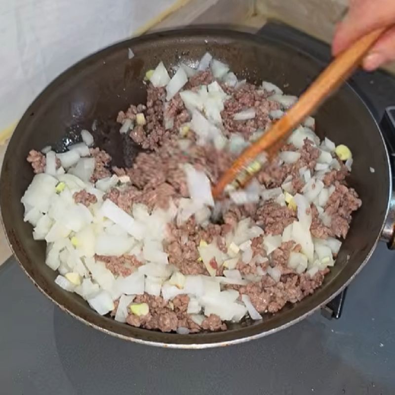 گوشت و پیاز را تفت دهید