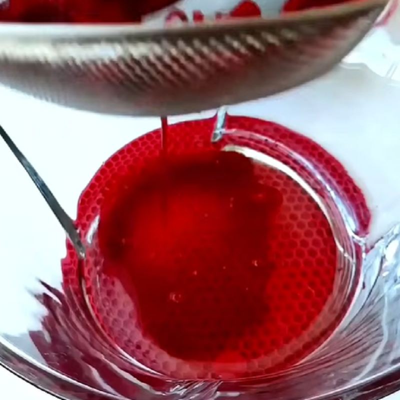 سپس چغندر را با دست فشار دهید تا آب اضافی آن خارج شود