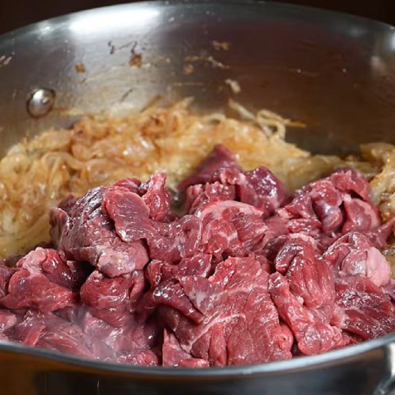 اضافه کردن گوشت و ادویه ها