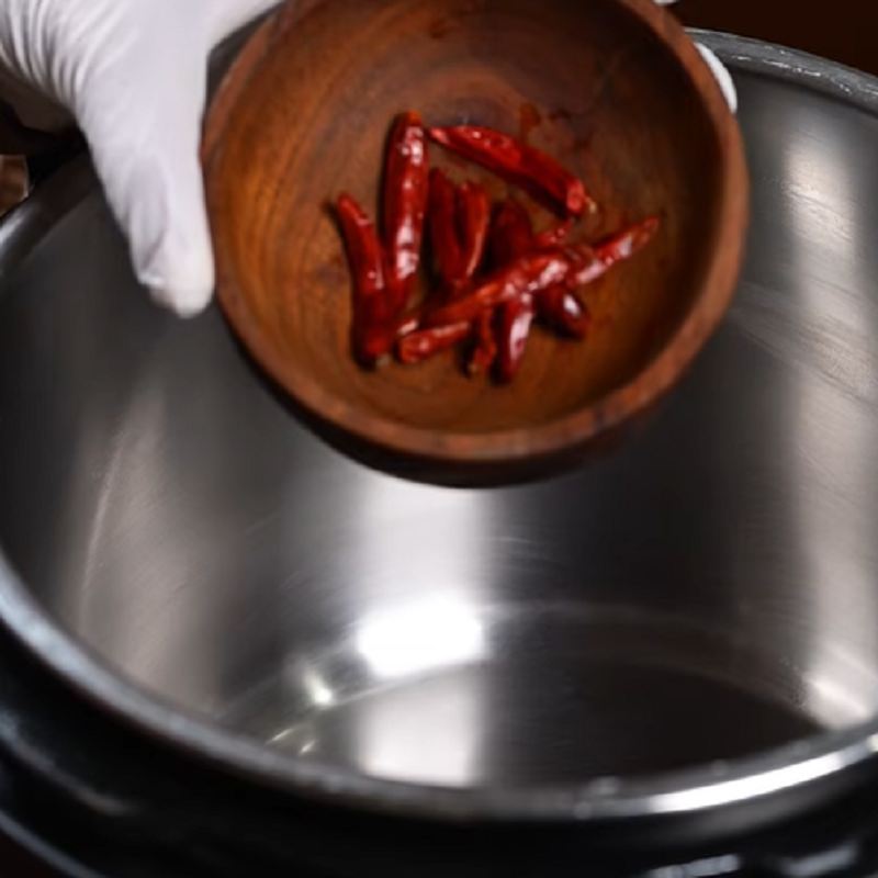 چیدن مواد داخل زودپز