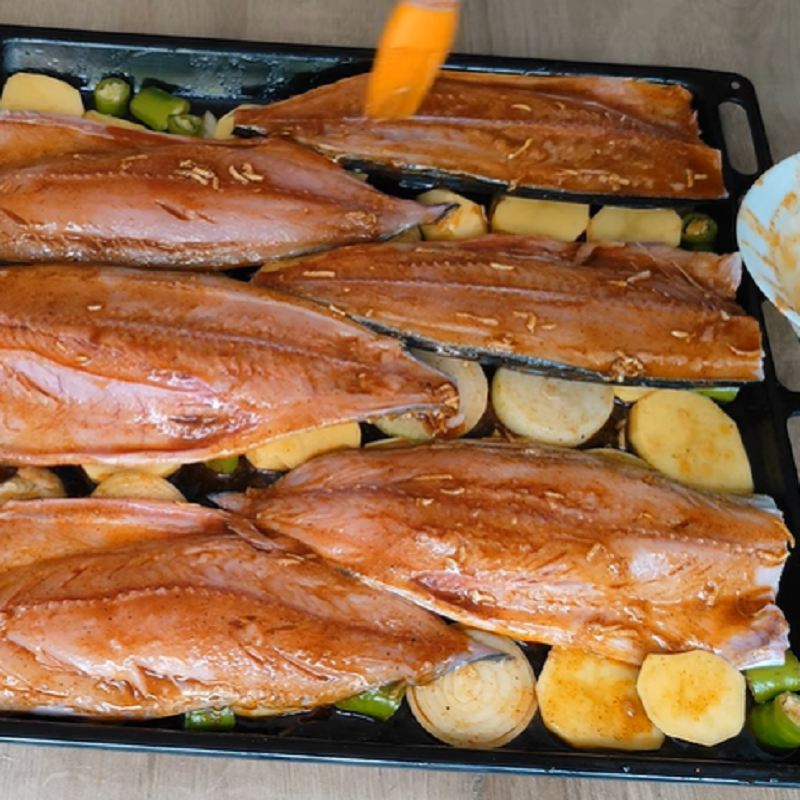 اضافه کردن سس به ماهی