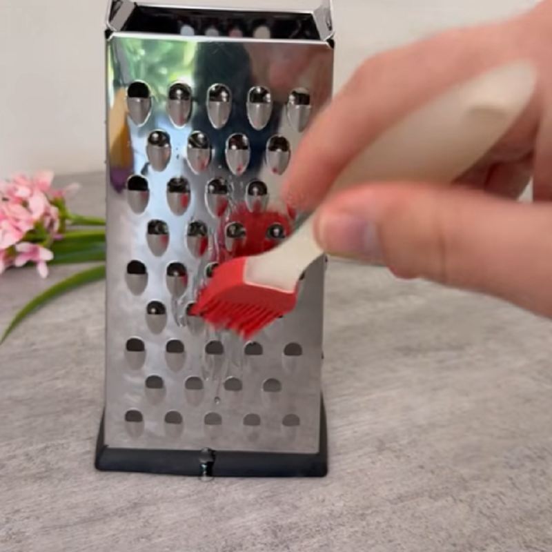 قبل از رنده کردن، سطح رنده را کمی چرب کنید