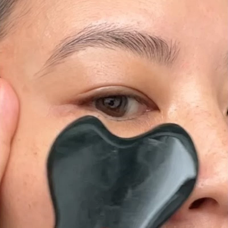  آرامش و شادابی پوست با سنگ سرد