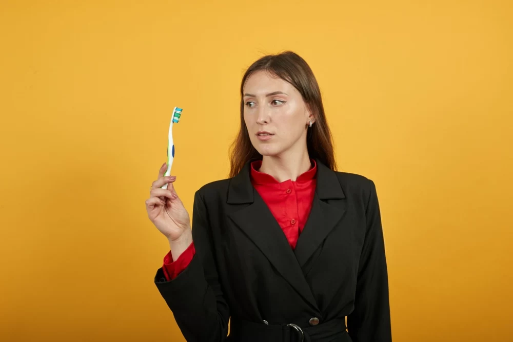 اول مسواک بزنیم یا نخ دندان؟ ۷ نکته کلیدیِ سلامت دندان!