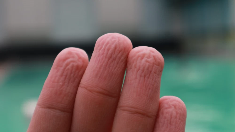 چرا پوست دست و پا در آب چروکیده می شود؟ دلیلی جالب و مفید