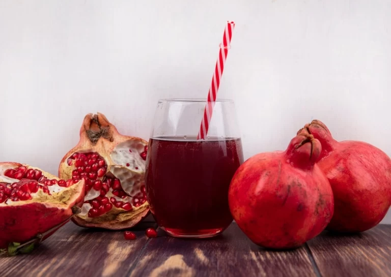 ۴ دمنوش گرم و خوش طعم برای شب یلدا؛ جایگزین مفید چای!