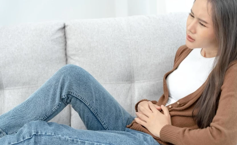 درد بالای شکم (سر دل) نشانه چیست؟ ۷ علت و روش درمان!