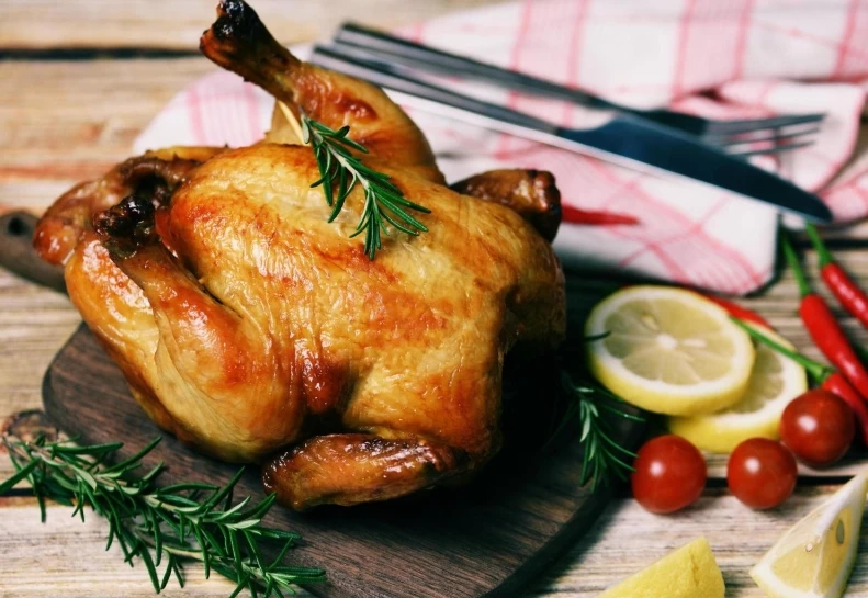 پروتئین مرغ بیشتر است یا تخم مرغ؟ راز عضله سازی و تناسب!