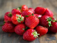 خواص و مضرات توت فرنگی؛ از تقویت سیستم ایمنی تا خطرات احتمالی