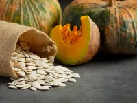 فرق بین تخمه کدو خام و بو داده: کدام گزینه سالم تر است؟