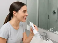 نخ دندان برقی چیست و چه فرقی با نخ دندان سنتی دارد؟!