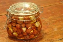 طرز تهیه ترشی فندق شمالی؛ راز خوش عطری برای سفره پاییزی