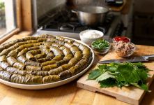 طرز تهیه دلمه برگ مو مجلسی با روش صحیح پیچیدن بدون باز شدن