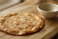 طرز تهیه نان کره ای تبریز با مغزی زعفرانی و رویه کنجدی