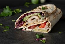 شاهکار طعم با نان پیتا: طرز تهیه رول مرغ و سبزیجات تازه که همه را شیفته می کند!
